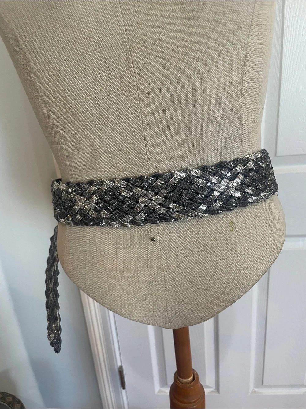 Woven Metallic belt silver Gray wide Belt Round Buckle Women’s size 9 adjustable